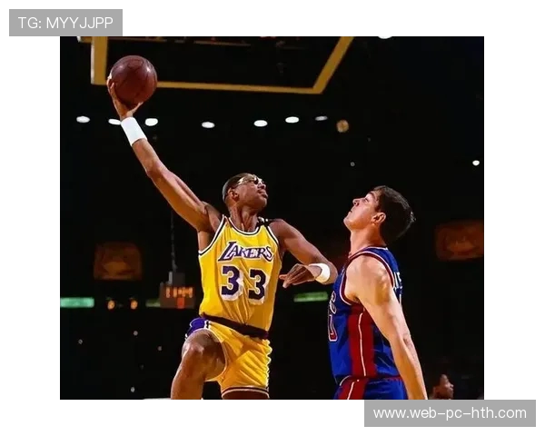 比尔拉塞尔的传奇生涯与他如何用团队精神改写篮球历史